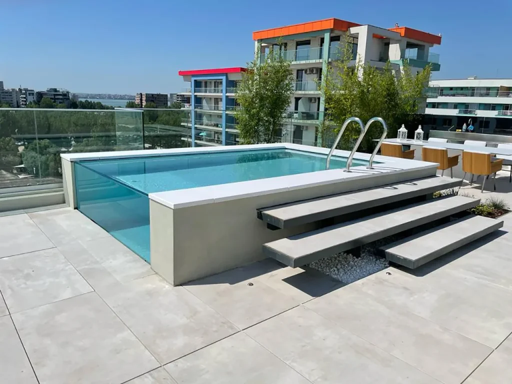 Blue&Green realizzazione piscina in vetro in terrazzo